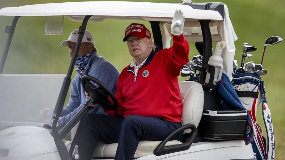 Még Trumptól is szokatlan dolog miatt utazott Skóciába