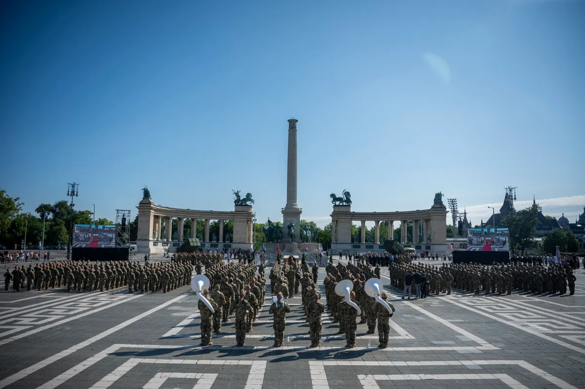 Budapest, 2025. július 12.
A Magyar Honvédség Altiszti Akadémiáján végzett katonák eskütételi ünnepsége a budapesti Hősök terén 2025. július 12-én.
MTI/Balogh Zoltán