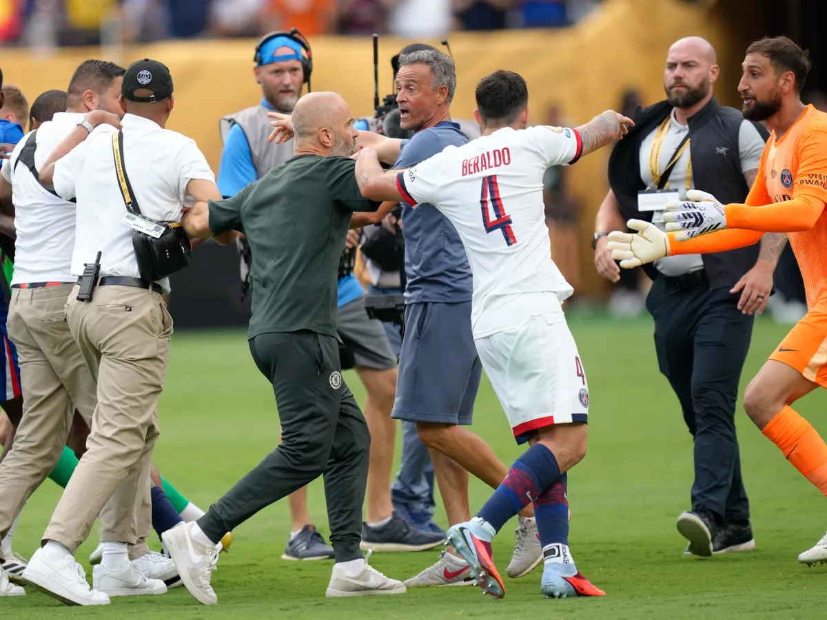 Megpofozta, Luis Enrique head coach of PSG and Enzo Maresca head coach of Chelsea arguis after the FIFA Club World Cup 2025 final match between Chelsea FC and Paris Saint-Germain at MetLife Stadium on July 13, 2025 in East Rutherford, United States. (Photo by Jose Breton/Pics Action/NurPhoto) (Photo by Jose Breton / NurPhoto via AFP)
