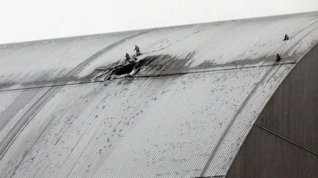 Mentőalakulatok dolgoznak a helyszínen, ahol egy robbanófejjel ellátott orosz támadó drón eltalálta a Csernobili Atomerőmű védőszerkezetét, védőkupola