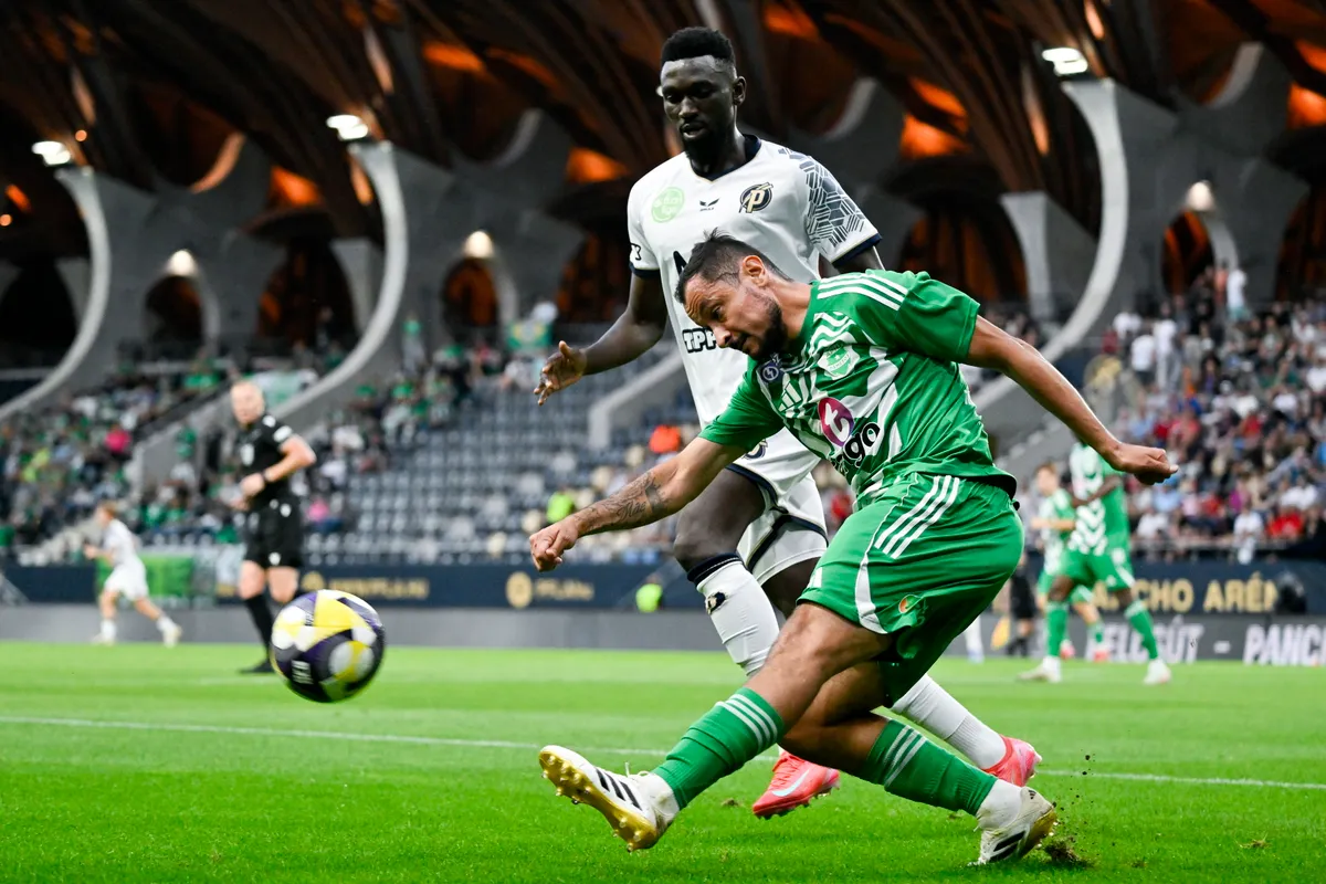 Felcsút, 2025. július 31.
Lamin Colley, a Puskás Akadémia (hátul) és Anderson Correia, a Limassol játékosa a labdarúgó Konferencia-liga selejtezőjének 2. fordulójában játszott Puskás Akadémia - Aris Limassol FC visszavágó mérkőzésen a felcsúti Pancho Arénában 2025. július 31-én.
MTI/Vasvári Tamás