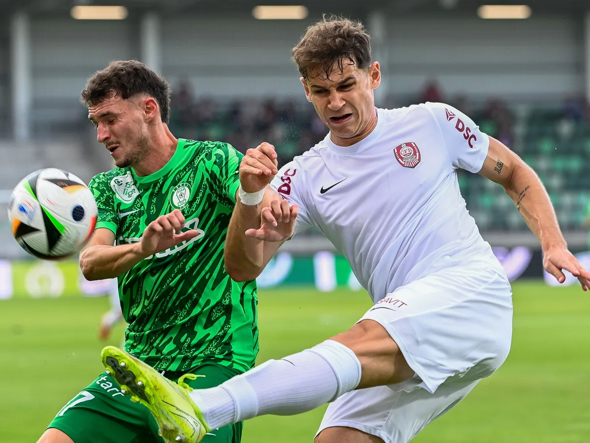 Paks, 2025. július 10.
Hinora Kristóf, a Paks (b) és Matei Ilie, a CFR Cluj játékosa a labdarúgó Európa-liga selejtezőjének első fordulójában játszott Paksi FC - CFR Cluj mérkőzésen Pakson, a Fehérvári úti stadionban 2025. július 10-én.
MTI/Szigetváry Zsolt