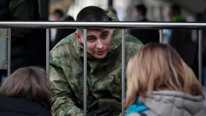 Magyar Péter politikája első lépésben vezet a sorkatonaság visszaállításához