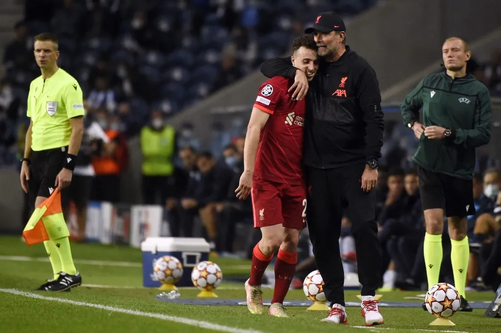 Liverpool's German coach Jurgen Klopp celebrates with Liverpool's Portuguese midfielder Diogo Jota their victory at the end of the UEFA Champions League first round group B footbal match between Porto and Liverpool at the Dragao stadium in Porto on September 28, 2021. (Photo by MIGUEL RIOPA / AFP)