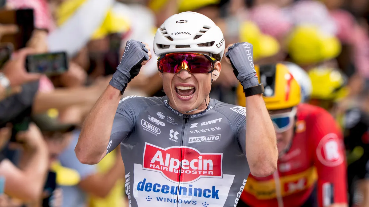 Hatalmas bukások, feladta a Tour de France-t az egyik legjobb sprinter – videó