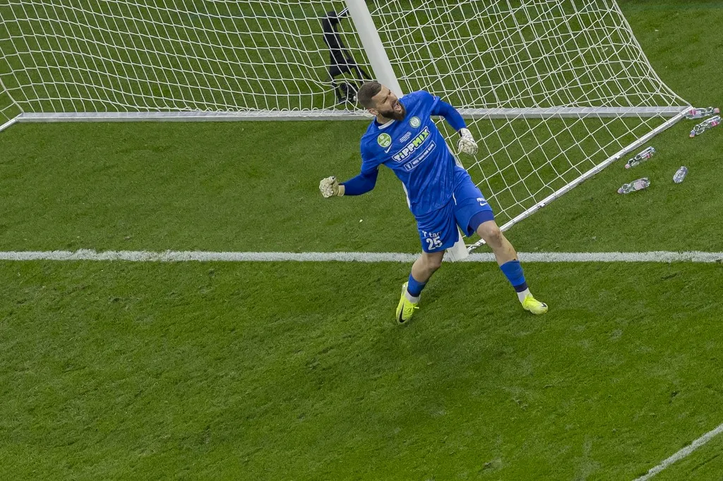 Szappanos Péter, magyar válogatott Goalkeeper Peter Szappanos of Paksi FC reacts after a save in the penalty kicks session during the MOL Hungarian Cup Final at Puskas Arena in Budapest, Hungary, on May 14, 2025. (Photo by Robert Szaniszlo/NurPhoto) (Photo by Robert Szaniszlo / NurPhoto via AFP)