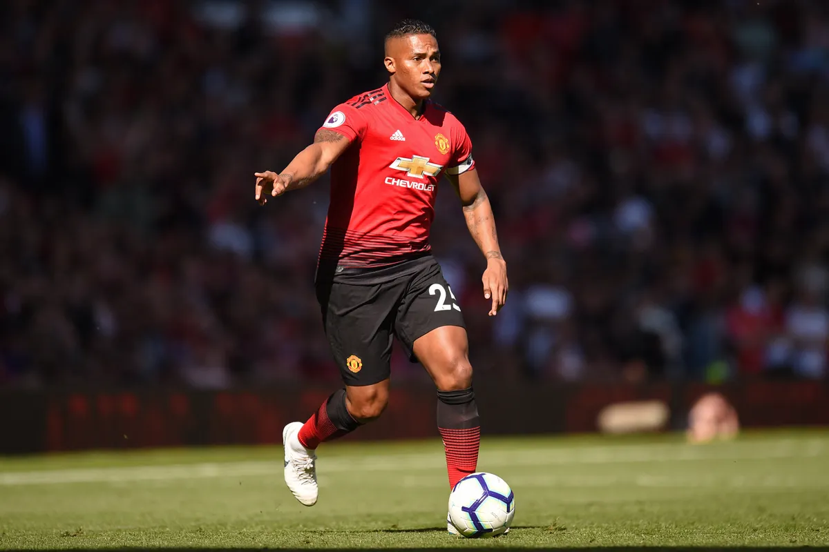 Manchester United's Ecuadorian defender Antonio Valencia runs with the ball during the English Premier League football match between Manchester United and Cardiff City at Old Trafford in Manchester, north west England, on May 12, 2019. (Photo by Oli SCARFF / AFP) / RESTRICTED TO EDITORIAL USE. No use with unauthorized audio, video, data, fixture lists, club/league logos or 'live' services. Online in-match use limited to 120 images. An additional 40 images may be used in extra time. No video emulation. Social media in-match use limited to 120 images. An additional 40 images may be used in extra time. No use in betting publications, games or single club/league/player publications. / életet mentett
