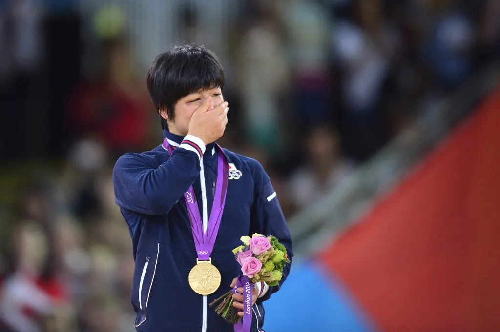 birkózó Japan's Hitomi Obara cries with her gold medal on the podium after the Women's 48kg Freestyle final match on August 8, 2012 during the wrestling event of the London 2012 Olympic Games.  AFP PHOTO / YURI CORTEZ (Photo by YURI CORTEZ / AFP)