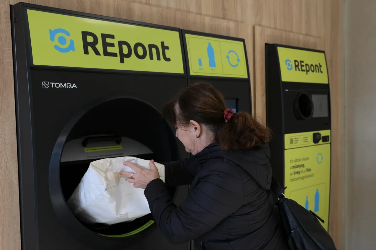 Pilisvörösvár, 2025. március 4.
A MOHU (MOL Hulladékgazdálkodási Zrt.) új típusú, tesztelés alatt álló visszaváltó automatája Pilisvörösváron 2025. március 4-én. Italcsomagolások zsákos beöntését kezelő gyorsvisszaváltók lakossági tesztelését kezdte meg a MOHU. A norvég gyártású automaták egyszerre akár száz italos dobozt és palackot is befogadnak, de üvegeket nem váltanak vissza.
MTI/Kocsis Zoltán