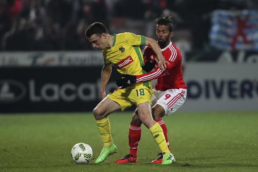 Benfica's Marooc midfielder Mehdi Carcela (R) vies with Pacos Ferreira's Portuguese midfielder Diogo Jota (L) during the Premier League match between Pacos Ferreira and SL Benfica, at Capital do Movel Stadium in Paços de Ferreira February 20, 2016. (Photo by Paulo Oliveira / DPI / NurPhoto) (Photo by DPI / NurPhoto via AFP)