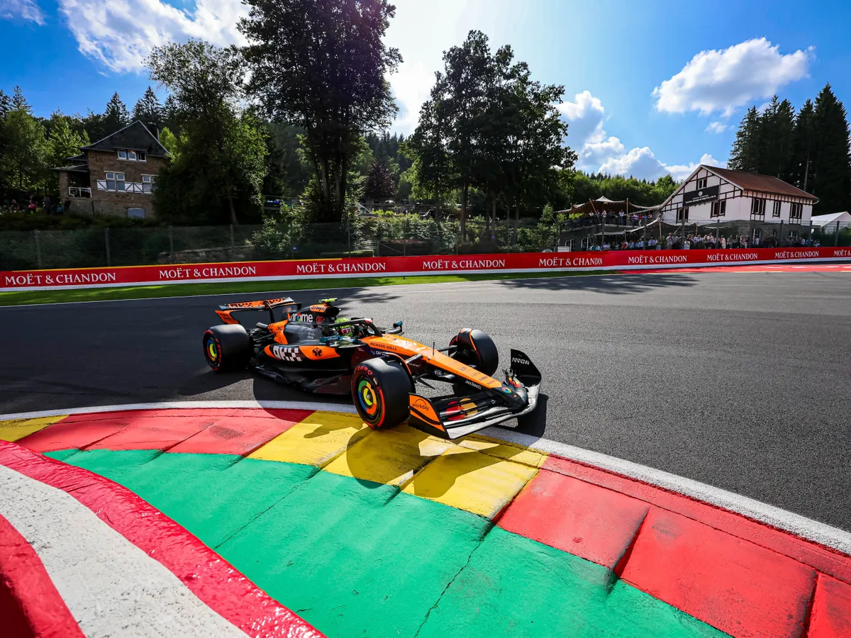 Belga Nagydíj, Lando?Norris of Great Britain driving the race car No.?4, the McLaren?MCL39 with a Mercedes?AMG?F1?M16?E Performance V6 turbo hybrid power unit for McLaren F1 Team, on track during the qualifying session ahead of the F1 Grand Prix of Belgium at Circuit de Spa?Francorchamps in Belgium on July?26,?2025. (Photo by Nicolas Economou/NurPhoto) (Photo by Nicolas Economou / NurPhoto via AFP)