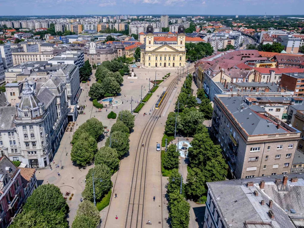 képek a múltból, régi fényképek,    Debrecen, 2023. június 8.
A drónnal készült képen a debreceni Kossuth tér, háttérben a Debreceni Református Nagytemplom 2023. június 8-án.
MTI/Czeglédi Zsolt