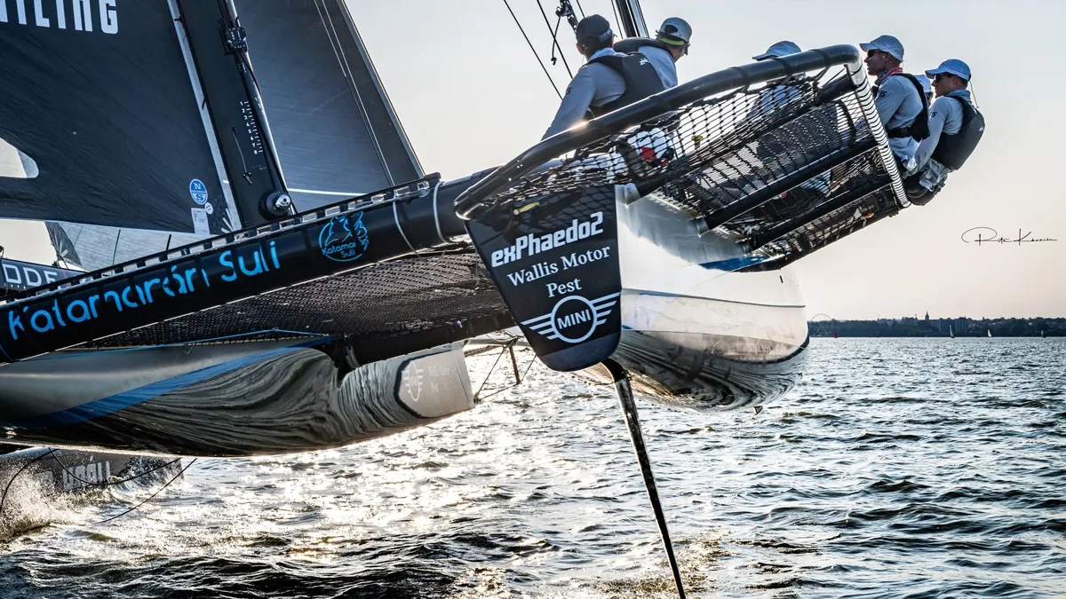 A KÜRT - Team Kaáli katamaránján a legénységnek a saját testsúlyával kell kompenzálni a fellépő erőket