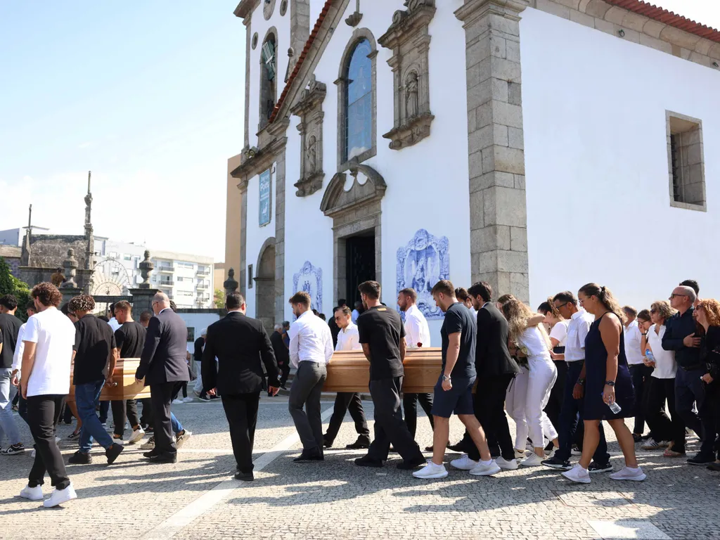 Diogo Jota temetése, DiogoJotatemetése, DiogoJota, temetés, 2025.07.05. Relatives and former teammates follow the coffins during the funerals of Liverpool's Portuguese forward Diogo Jota and his brother Andre Silva at the Mother Church of Gondomar, on the