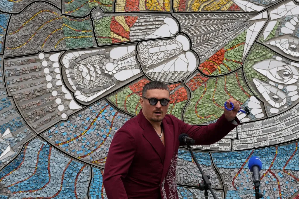 uszik Ukrainian boxer Oleksandr Usyk speaks during an unveiling of the recreated Kestrel Mosaic, in Trafalgar Square on July 14, 2025. In 2022, the original mosaic was severely damaged during the Russian invasion, its fate is currently unknown. (Photo by CARLOS JASSO / AFP) / RESTRICTED TO EDITORIAL USE - MANDATORY MENTION OF THE ARTIST UPON PUBLICATION - TO ILLUSTRATE THE EVENT AS SPECIFIED IN THE CAPTION