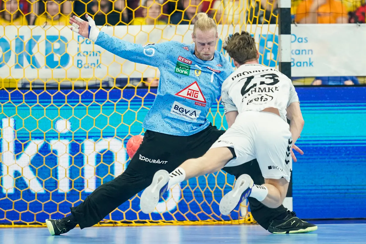 03 May 2023, Baden-Württemberg, Mannheim: Handball: Bundesliga, Rhein-Neckar Löwen - THW Kiel, Matchday 28, SAP Arena. Kiel's Rune Dahmke (r) throws a goal past goalkeeper Mikael Appelgren of the Rhein-Neckar Löwen. Photo: Uwe Anspach/dpa (Photo by UWE ANSPACH / dpa Picture-Alliance via AFP), Veszprém