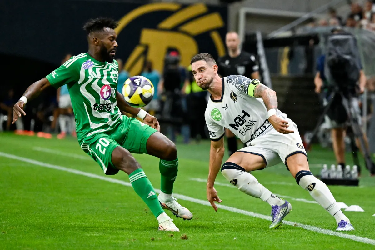 Felcsút, 2025. július 31.
Nagy Zsolt, a Puskás Akadémia (j) és Mikael Soisalo, a Limassol játékosa a labdarúgó Konferencia-liga selejtezőjének 2. fordulójában játszott Puskás Akadémia - Aris Limassol FC visszavágó mérkőzésen a felcsúti Pancho Arénában 2025. július 31-én.
MTI/Vasvári Tamás