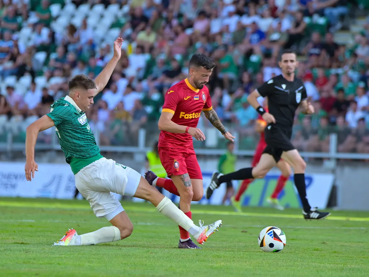Győr, 2025. július 31.
Miljan Krpic, a Győr (b) és Artur Grigorján, a Pjunyik Jereván játékosa a labdarúgó Konferencia-liga selejtezőjének 2. fordulójában játszott ETO FC Győr - Pjunyik Jereván visszavágó mérkőzésen a győri ETO Stadionban 2025. július 31-én.
MTI/Krizsán Csaba
