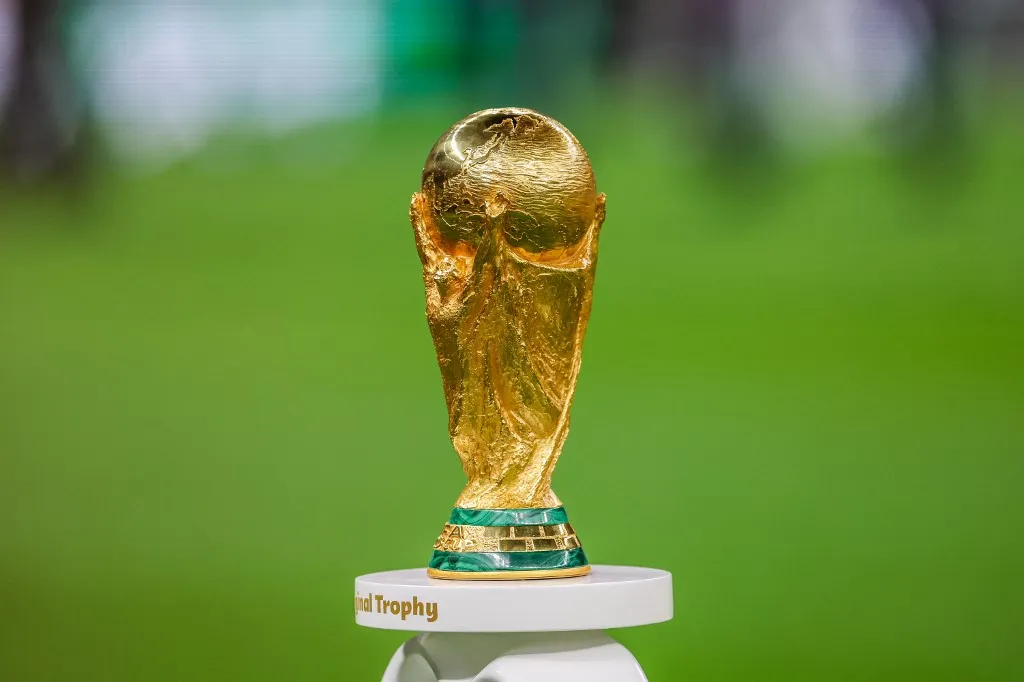 világbajnokság The FIFA World Cup Trophy is displayed on the pitch at the Qatar 2022 World Cup Final between Argentina and France at Lusail Stadium in Lusail, north of Doha, on December 18, 2022. (Photo: William Volcov) (Photo by William Volcov / Brazil Photo Press via AFP)