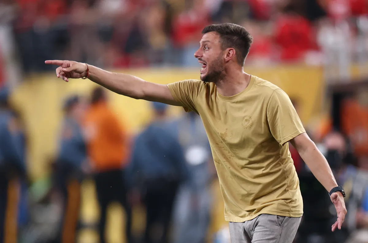 kirúg, FC Porto's Argentinian coach Martin Anselmi gestures during the FIFA Club World Cup 2025 Group A football match between Portugal's Porto FC and Egypt's Al-Ahly at the MetLife stadium in East Rutherford, New Jersey on June 23, 2025. (Photo by FRANCK FIFE / AFP)