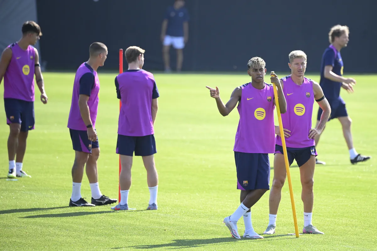 BARCELONA, SPAIN - JULY 17:  Barcelona's Polish forward Robert Lewandowski (R) and Barcelona's Spanish forward Lamine Yamal attend a training session at the Joan Gamper training ground in Sant Joan Despi, near Barcelona, on July 17, 2025. Adria Puig / Anadolu (Photo by Adria Puig / Anadolu via AFP)