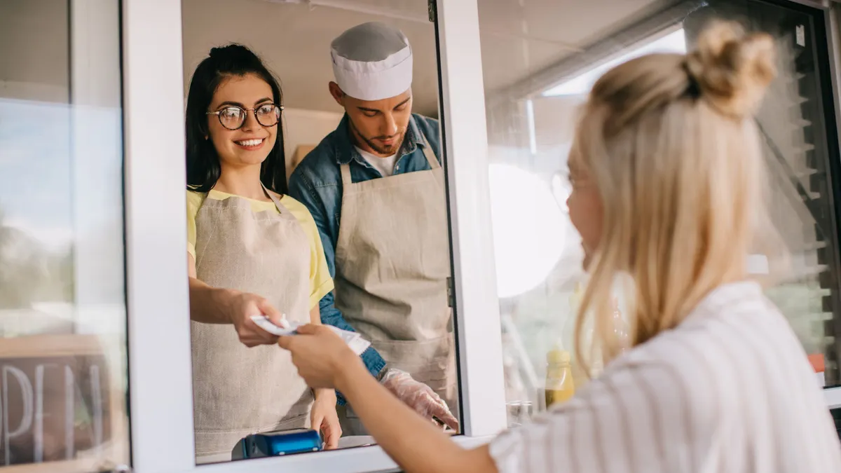 Hol érdemes bankszámlát nyitniuk a nyári diákmunkát vállalóknak?