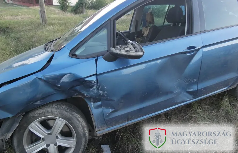 A külföldi férfi megrongált autója, amelyet meg apa és fia támadott meg. A gyilkosság kísérlet során a páros ásóval, lapáttal ütlegelte az áldozatot, majd rágyújtották a kocsiját.