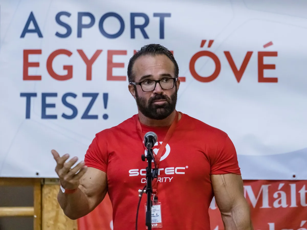 Kathi Béla testépítő, KathiBélatestépítő, Keszthely, 2023. szeptember 21.
Kathi Béla testépítő, a Scitec Nutrition márkanagykövete beszél a Máltai Szeretetszolgálat országos sportnapján, amelyet A sport egyenlővé tesz címmel rendeztek a keszthelyi Csány-Szendrey Általános Iskola és AMI sportcsarnokban 2023. szeptember 21-én. A sportnapon a fogyatékossággal élő és mozgássérült fiatalok profi sportolókkal és Keszthely környéki általános és középiskolás diákokkal sportoltak együtt, hogy felhívják a figyelmet fogyatékkal élő emberek elfogadására.
MTI/Katona Tibor