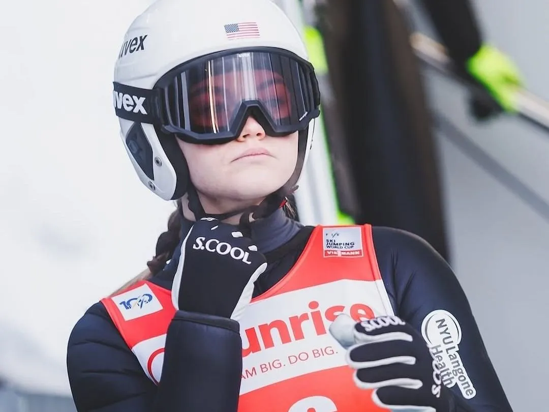 Döbbenet: Paige Jones elmondta, le kellett venniük a bugyijukat és széttárt lábakkal állniuk idegen férfiak előtt