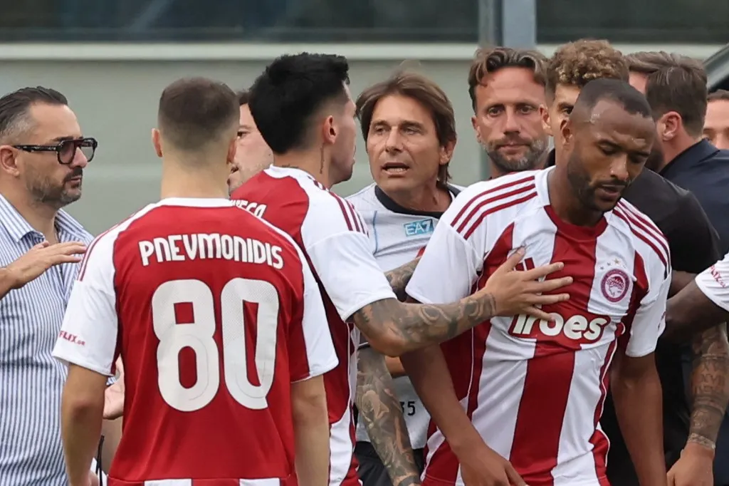 Antonio Conte coaches Napoli during a friendly soccer match against Olympiacos FC at Stadio Patini in Castel di Sangro, Italy, on August 14, 2025. (Photo by Ciro De Luca/NurPhoto) (Photo by Ciro De Luca / NurPhoto via AFP)
