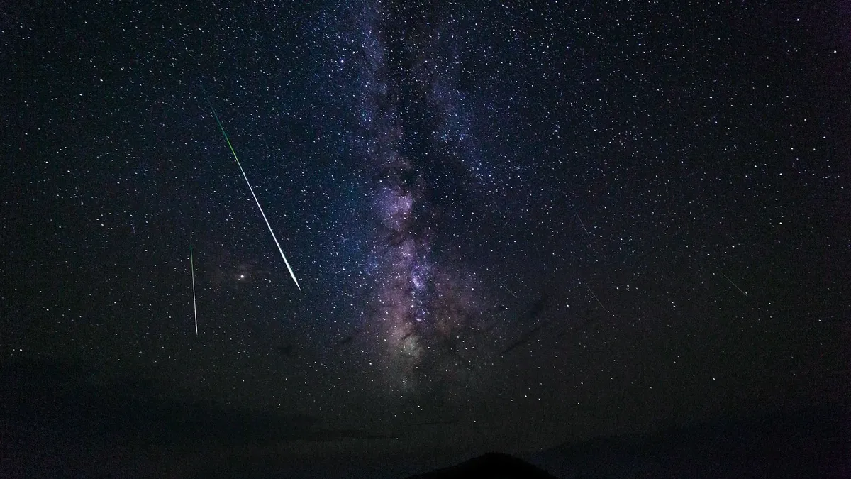 A Perseidák meteorraj augusztus 12-én hajnalban tetőzik – a fényes meteoreső az északkeleti égbolton lesz látható.