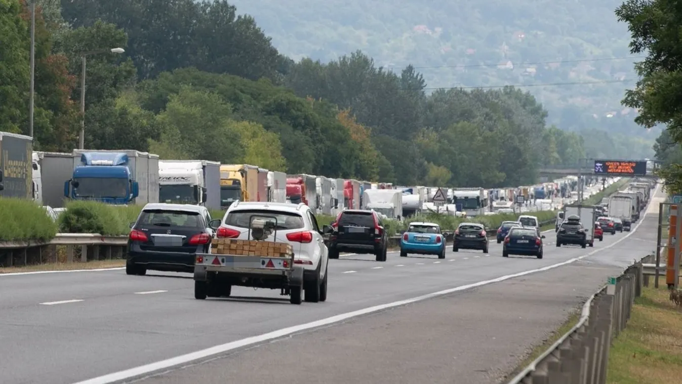 Torlódás és terelés tömegbaleset miatt az M3-ason