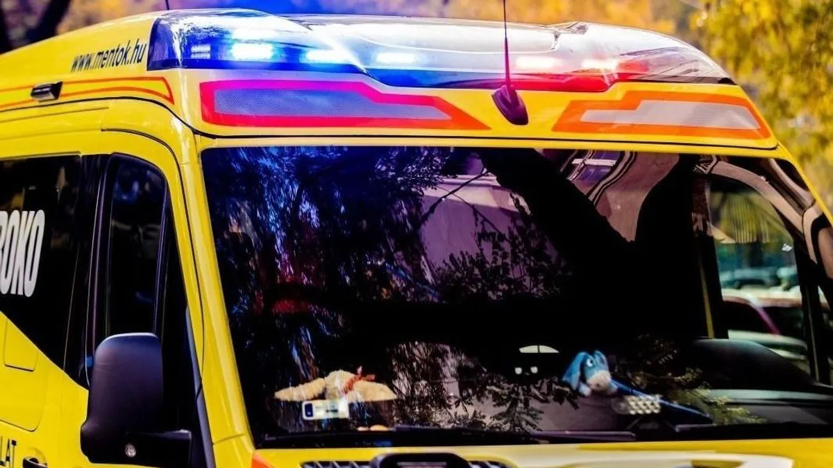 V Budimpešti se je prevrnilo reševalno vozilo, pet ljudi v bolnišnici