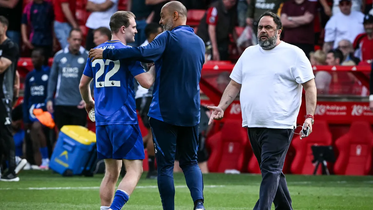 Botrány a Premier League-ben: a görög maffiózó fegyvert tartott játékosa fejéhez