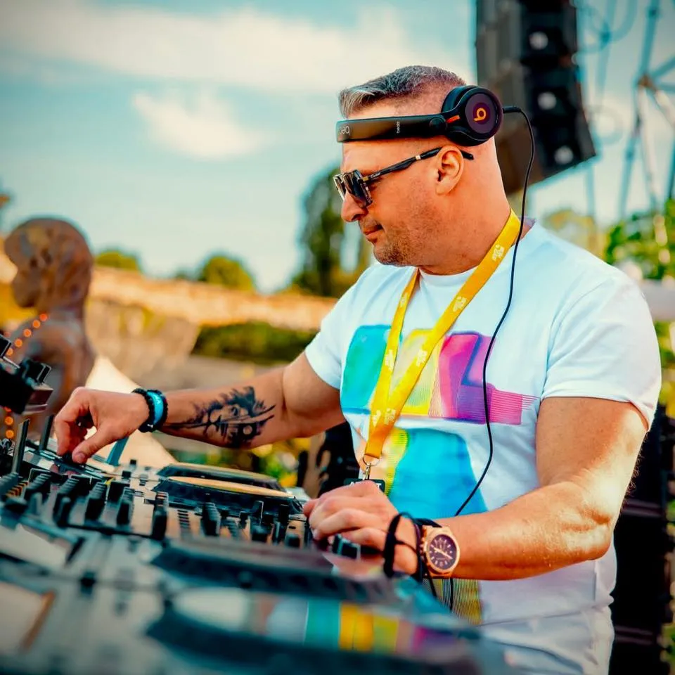 A Rádió 1 sztárja, DJ ANTONYO motorbalesetet szenvedett, de már jobban van, és új DJ-felszerelésével foglalkozik.