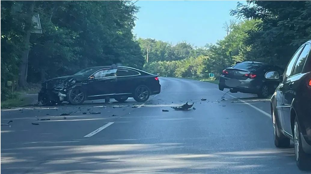 A baleset következtében nagy mennyiségű törmelék borította el az utat