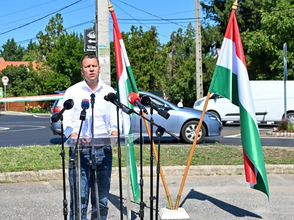 Menczer Tamás, a térség fideszes országgyűlési képviselője, a Fidesz-KDNP kommunikációs igazgatója beszédet mond az egyik közlekedési csomópontnál kiépített új körforgalom átadásán Solymáron, 2025. augusztus 8-án.
MTI/Illyés Tibor