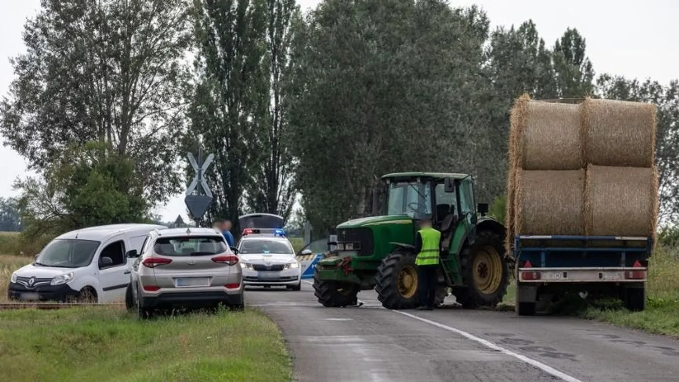 Vonat ütközött traktorral, a vonatot kivonták a forgalomból Kép