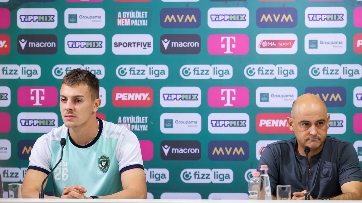 Budapest, 2025. augusztus 11.
Rui Mota vezetőedző (j) és Filip Kaloc játékos a Ludogorec labdarúgócsapatának sajtótájékoztatóján a Groupama Arénában 2025. augusztus 11-én. A bolgár csapat a Ferencváros ellen lép pályára a labdarúgó Bajnokok Ligája-selejtező harmadik fordulójának visszavágóján.
MTI/Hegedüs Róbert