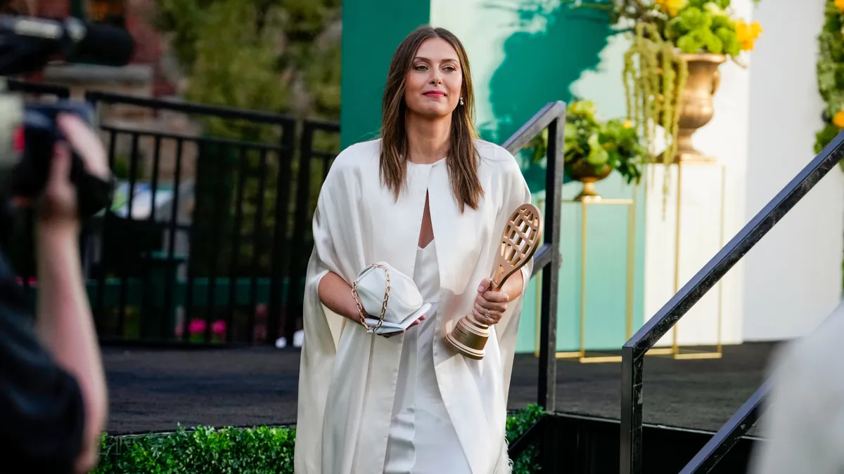 szexi, NEWPORT, RHODE ISLAND - AUGUST 23: Maria Sharapova leaves the stage after speaking during the 2025 Induction Celebration weekend at the International Tennis Hall of Fame in Newport, R.I. on Saturday, August 23, 2025.   Joe Buglewicz/Getty Images for International Tennis Hall of Fame/AFP (Photo by Joe Buglewicz / GETTY IMAGES NORTH AMERICA / Getty Images via AFP)