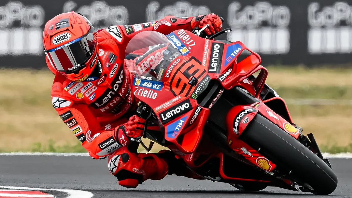 MotoGP, Balatonfőkajár, 2025. augusztus 22.A spanyol Marc Márquez, a Ducati Lenovo Team versenyzője a MotoGP Magyar Nagydíj első szabadedzésén a balatonfőkajári gyorsaságimotoros-világbajnokságon, a Balaton Park Circuit versenypályán 2025. augusztus 22-én.MTI/Vasvári Tamás