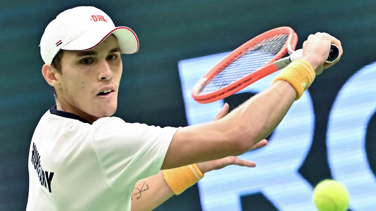beteg, Hungary's Zsombor Piros returns the ball to France's Benjamin Bonzi during the Davis Cup qualifying first round tennis match between Hungary and France in Tatabanya, Hungary on February 3, 2023. (Photo by Attila KISBENEDEK / AFP)