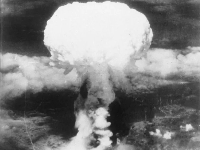 túlélte az atomtámadást, World War II. Mushroom cloud from the atomic bombing over Nagasaki (Japan), on August 9, 1945. (Photo by Jacques Boyer / Roger-Viollet via AFP)