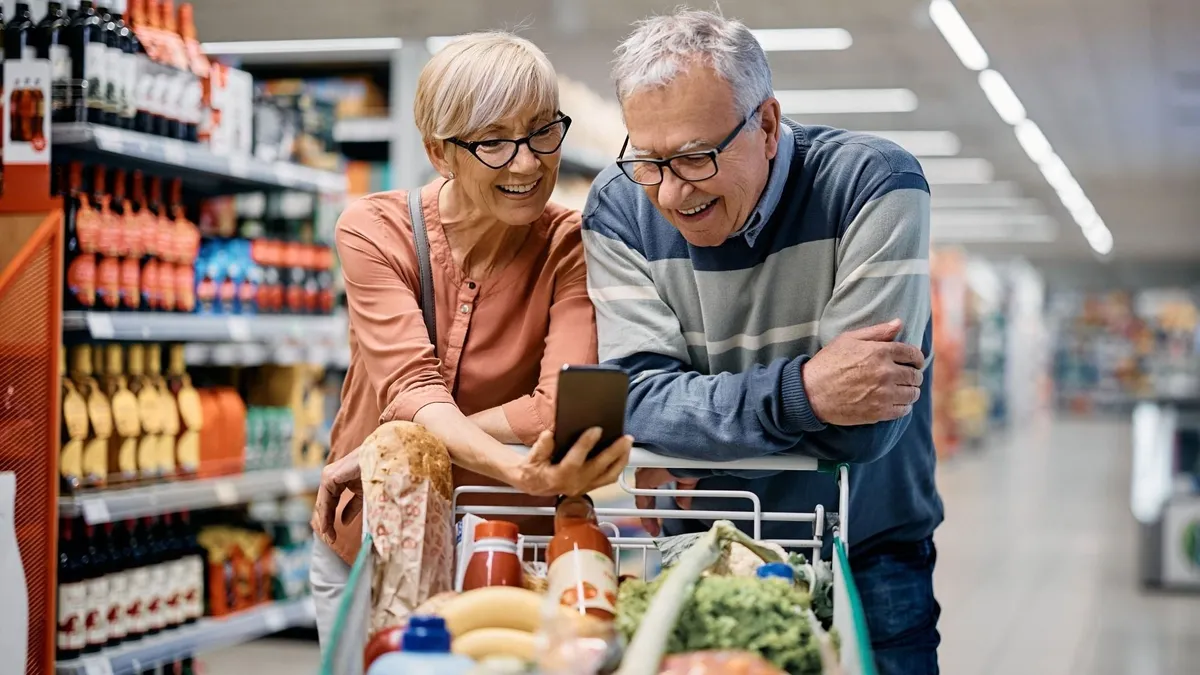 nyugdíjas ÁFA, nyugdíjasÁFA, bevásárló nyugdíjaskorú ember, kassza, bevásárlókosár, illusztráció