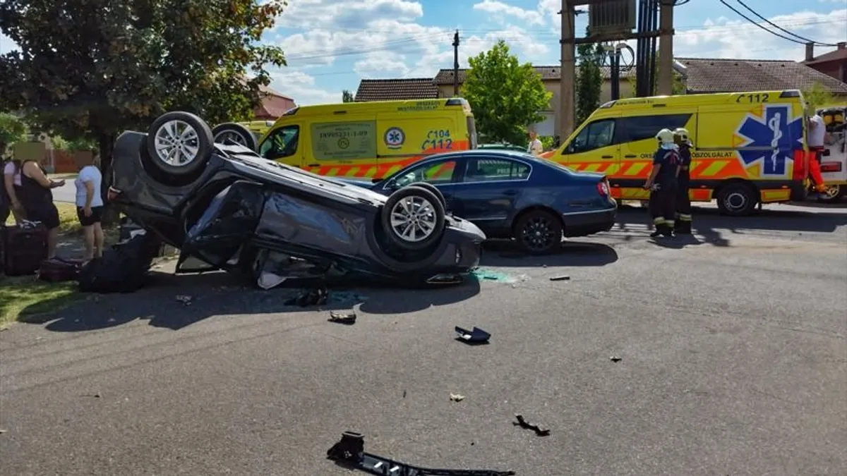 Gyerekek is megsérültek a súlyos balesetben, egy autó a feje tetejére állt
