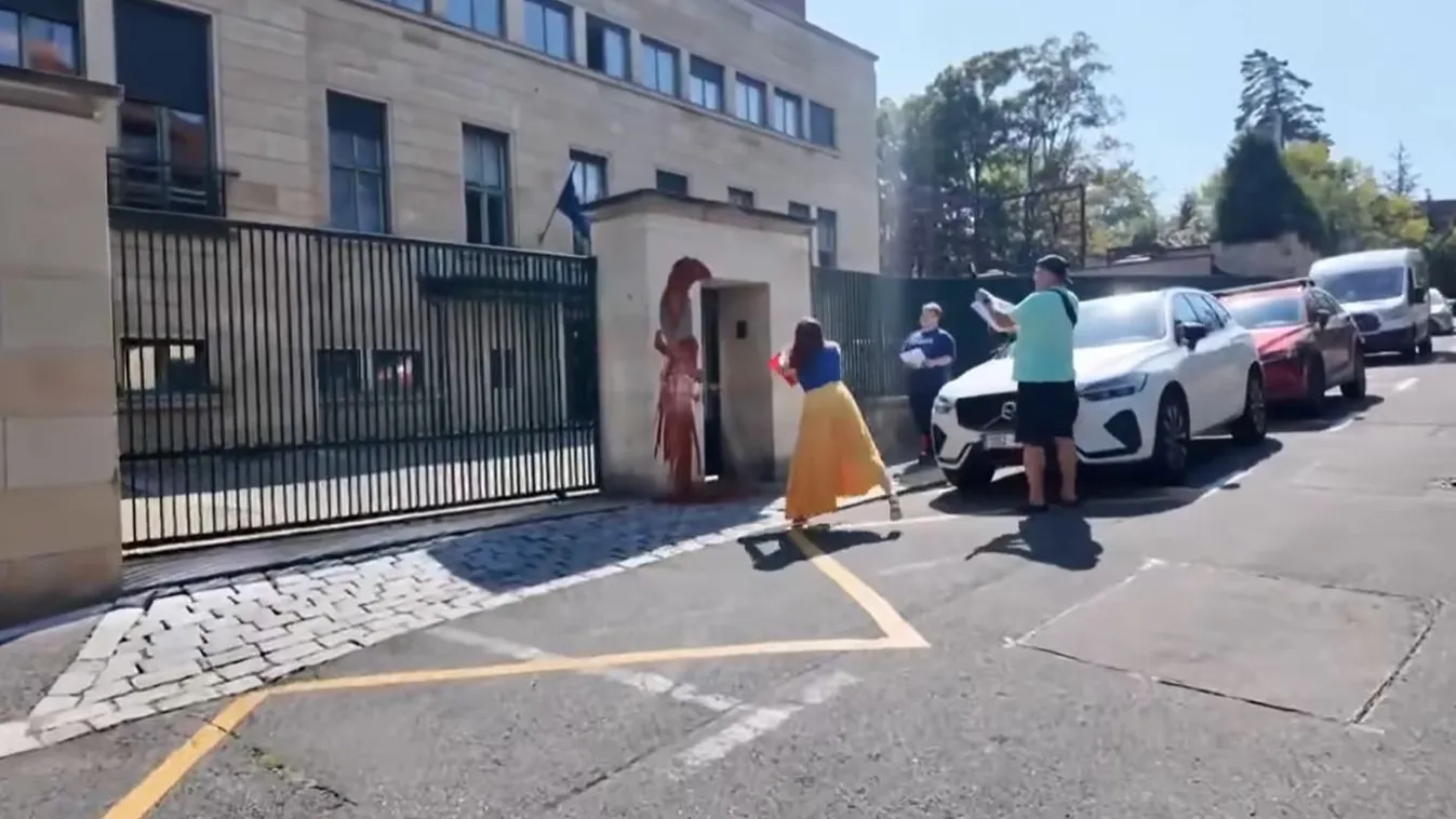 Cseh szélsőbaloldali aktivisták vörös festékkel öntötték le a prágai magyar nagykövetség épületét Kép