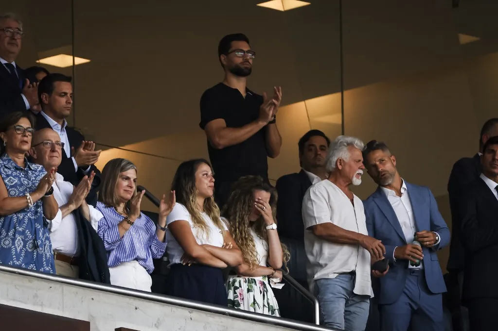 Diogo Jota özvegye, Rute Cardoso arcát a kezébe temetve sírt a megemlékezés közben