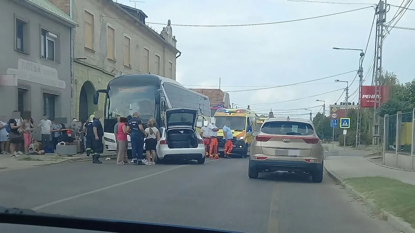 Autóbusz tarolta le a személygépkocsikat – mentőhelikopter érkezett a helyszínre Kép