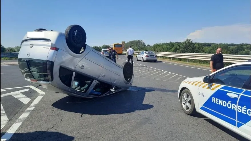 felborult autó, felborult, baleset, Nagykálló, M3-as autópálya