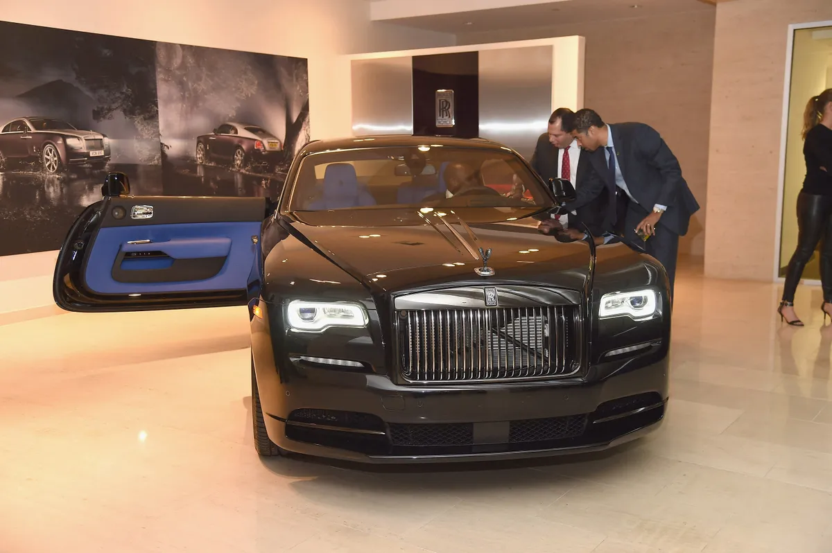 NEW YORK, NY - NOVEMBER 09: Guests inspect the new Rolls Royce Black Badge Wraith during Carbon Poker hosted by Manhattan Motor Cars Chelsea on November 9, 2016 in New York City.   Gary Gershoff/Getty Images for Carbon Poker/AFP (Photo by Gary Gershoff / GETTY IMAGES NORTH AMERICA / Getty Images via AFP)